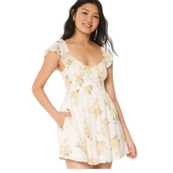 Hollister Dresses & Skirts - Women’s Hollister Smocked Floral Dress Size Large